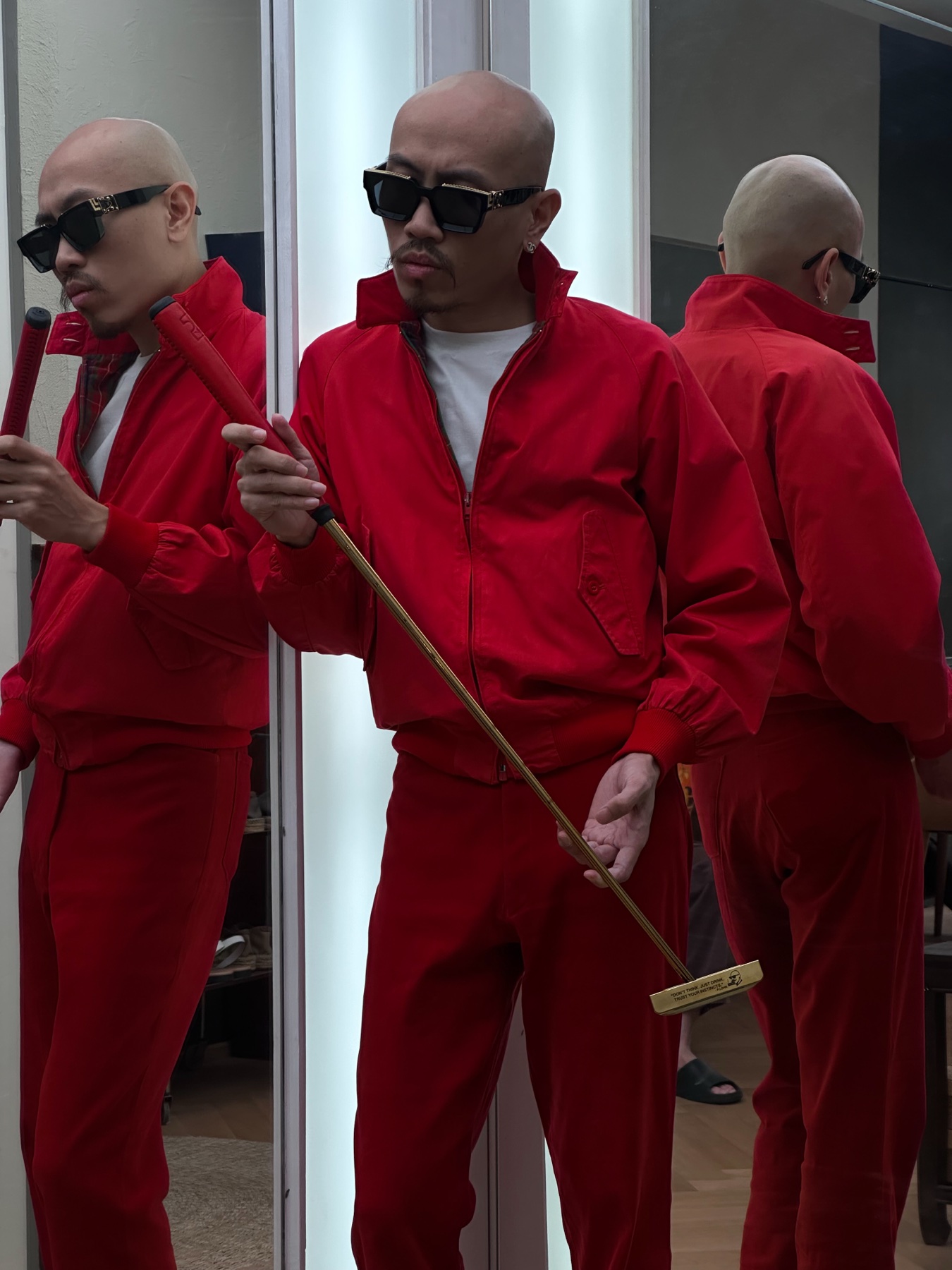 Full putter visible in the photoshoot frame