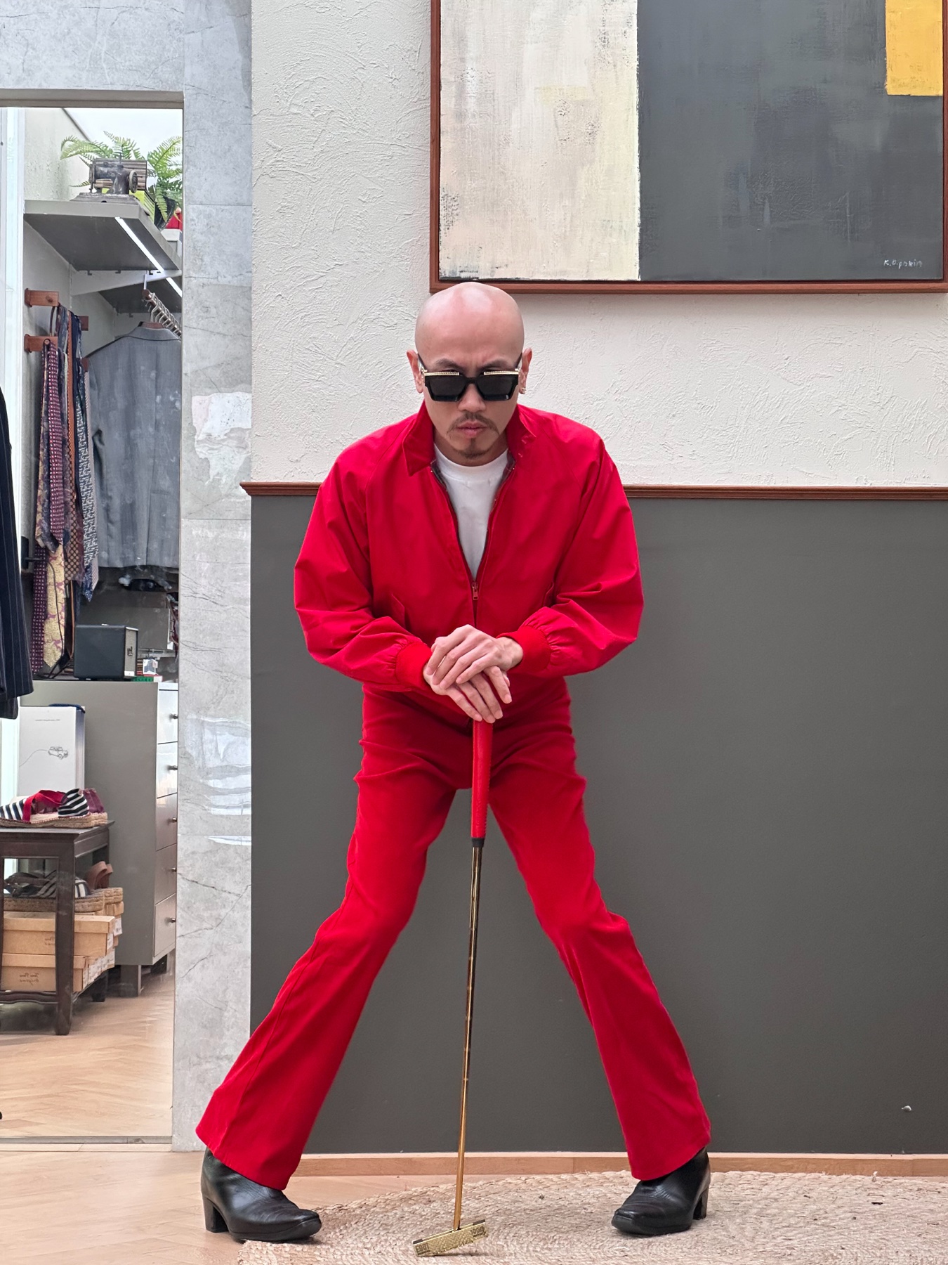 P.LOHN with the gold putter from the photoshoot