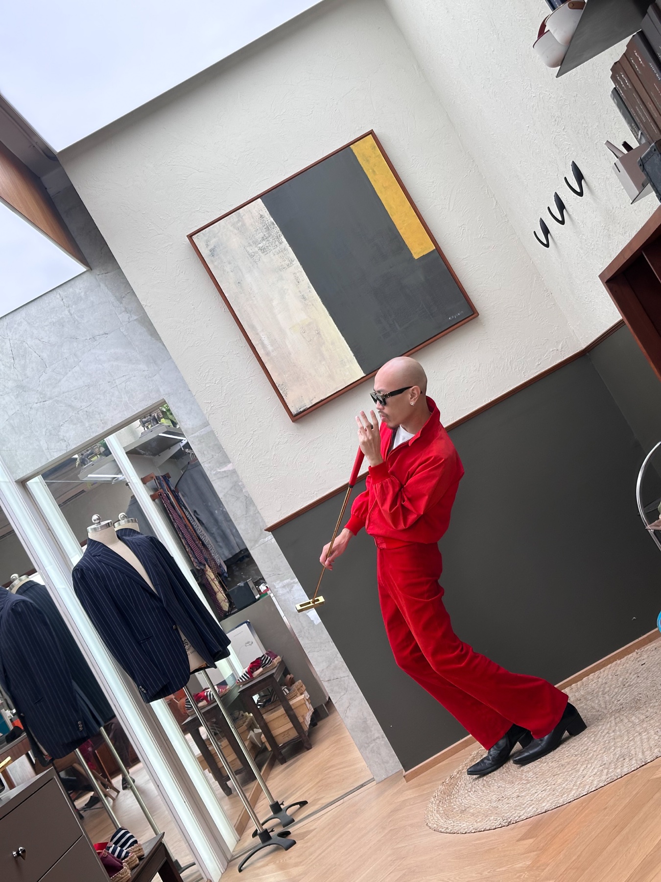 P.LOHN with the sound putter in a red suit