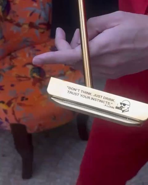 Video: the engraved back of the head turning in the light